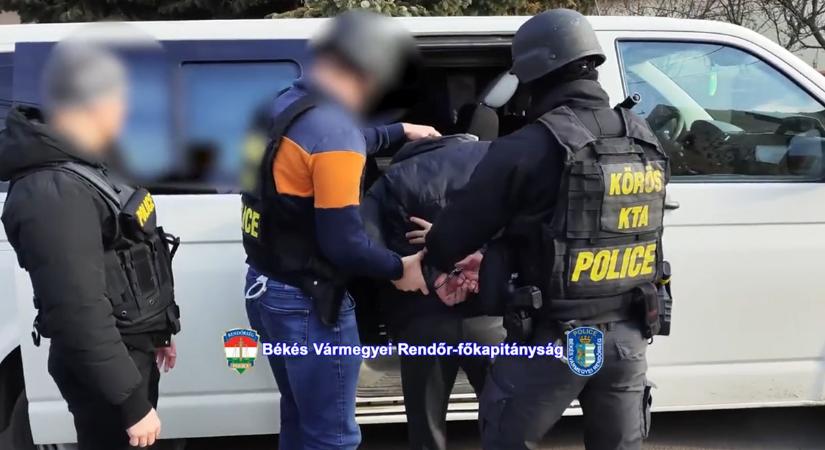 Nem akart bevonulni a sarkadi drogdíler, végül a rendőrök kísérték be