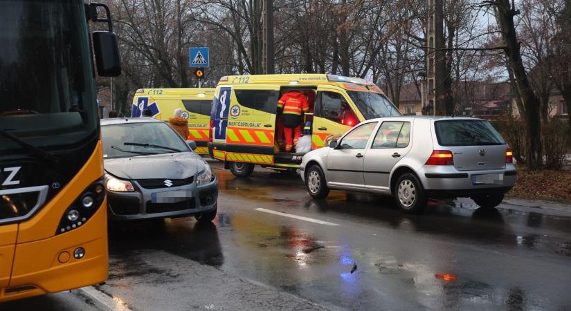 Elgázolták a sötét ruhás gyalogost, belehalt