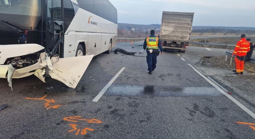 Menetrendszerinti busz és egy teherautó ütközött az M25-ösnél