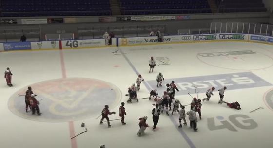 Tömegverekedéssel ért véget a Vasas és a Crvena zvezda U14-es hokicsapatának meccse