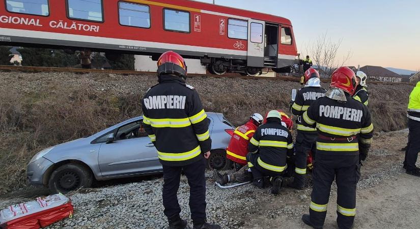 Elgázolt a vonat egy személyautót – a sofőr kivételesen szerencsés volt