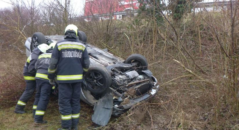 Átszakította szalagkorlátot, fejtetőn állt meg az autó