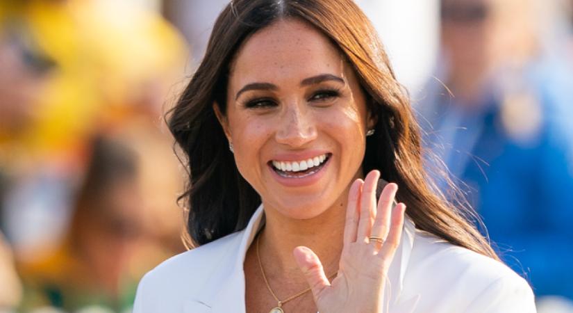 Meghan újraértelmezte Diana ikonikus szettjét: különleges ruhadarabbal tisztelgett anyósa előtt a hercegné