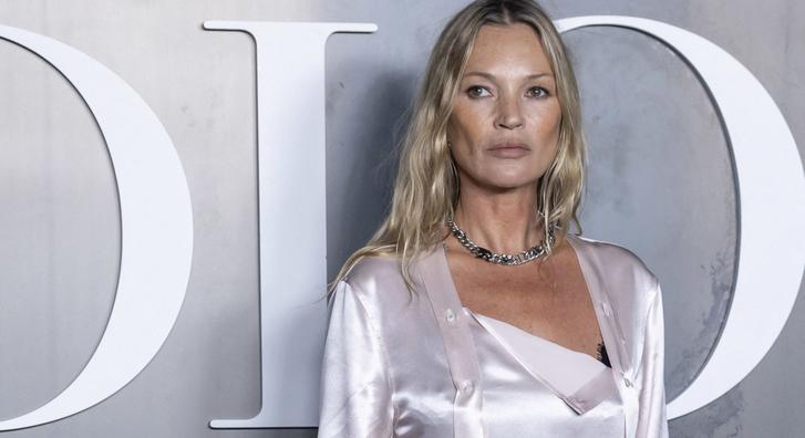 Le sem tagadhatná lányát Kate Moss, a rá megszólalásig hasonlító Lila merész szettben érkezett egy eseményre