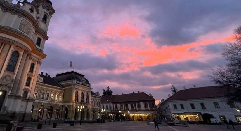 Újabb hírek Eger leghíresebb kanapéjának ügyében