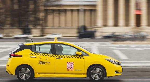 Ismét a Főtaxi furikázhatja milliókért a minisztériumi dolgozókat