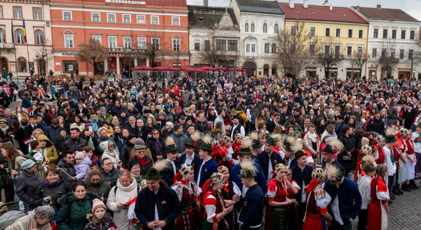 Hiába söpri félre Brüsszel a kisebbségek ügyét, a kormány tovább erősíti a külhoni fiatalok közösségeit