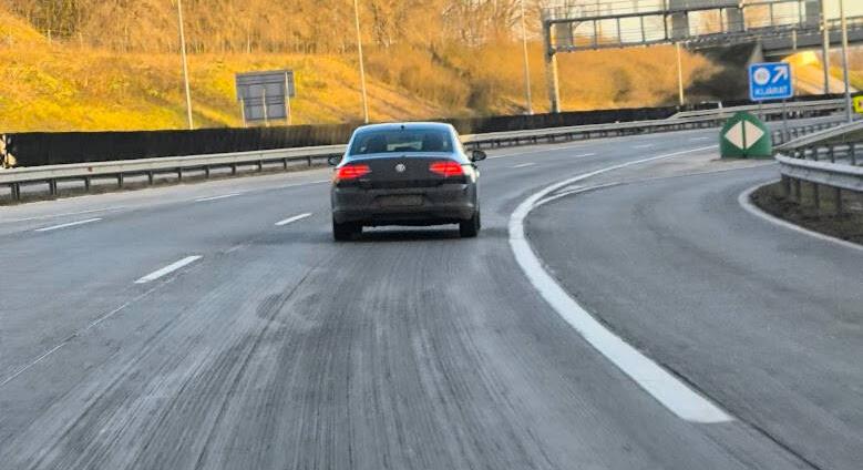 Esős időben autózva simán bírság járhat ezért az apróságért