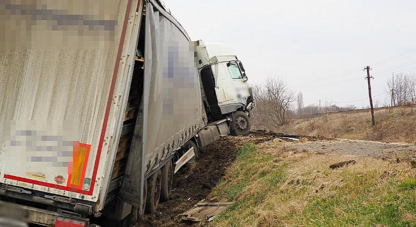 Felszántotta a terepet a kamion, így emlékszik a sofőr a baleset pillanataira – galériával