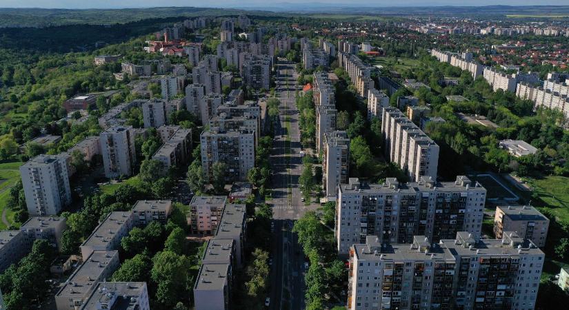 Lezuhant egy munkás egy panelház tetejéről Miskolcon