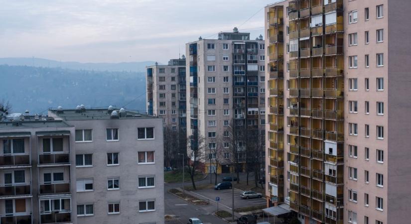 Lezuhant a panelház tetejéről egy munkás Miskolcon