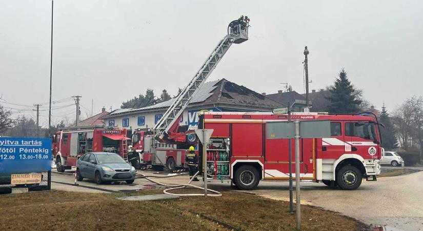 Most érkezett: hatalmas lángokkal égett a dunavarsányi autószervíz – fotókkal