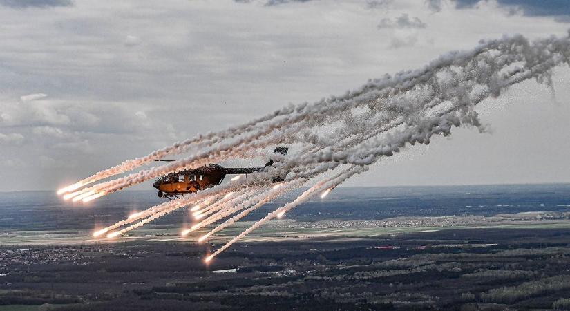 Infracsapdával védekeznek a honvédelmi helikopterek a rakétázás ellen, elképesztő felvételeken a „fáklyázás”  videó