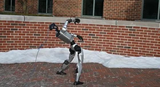 Úgy kel fel a földről ez a humanoid robot, mintha a Mátrixban szerepelne – videó