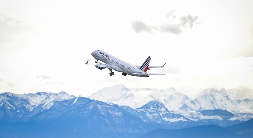 Tűzoltók vártak egy Air France repülőt kedden Ferihegyen