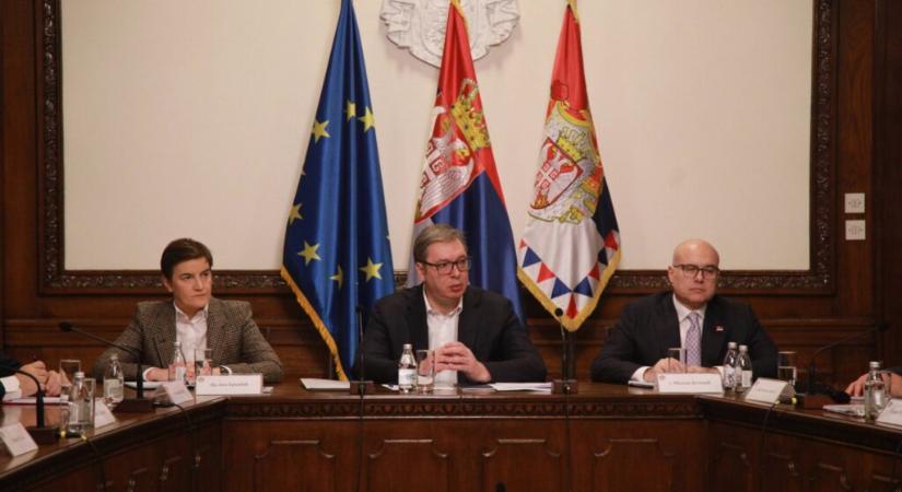 Vučić el akarja terelni a figyelmet és jó pontokat szerezni a Nyugattól