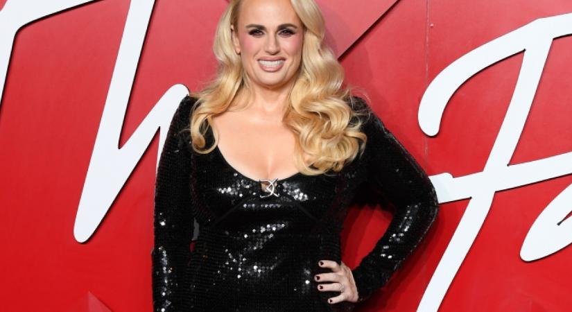 Közel 40 kilót fogyott: bikiniben mutatta meg csodás alakját Rebel Wilson - Videó