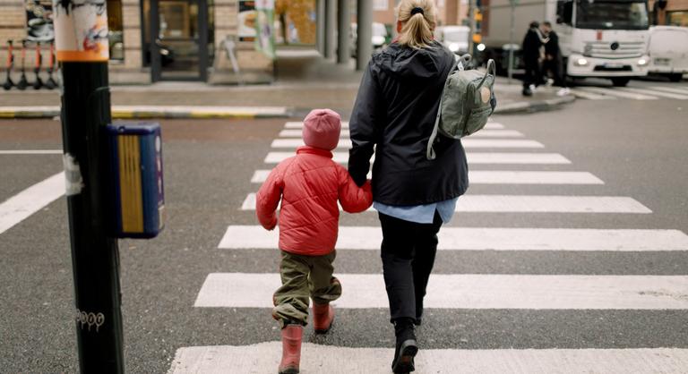 „Ki vigyáz a gyerekre, ha lebetegszik?” – Az anyák rejtett hátrányai a munkaerőpiacon