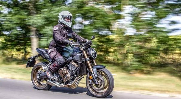 Honda CB650R-teszt: a kuplungkar nélküli motorozás a jövő?