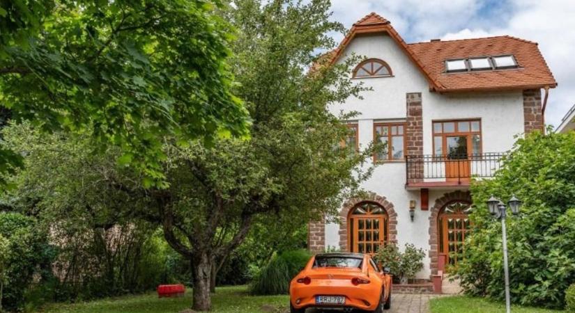 Dubaji árak a Balaton Aranypartján, mutatjuk, mennyibe kerül egy kiadó apartman egy éjszakára!