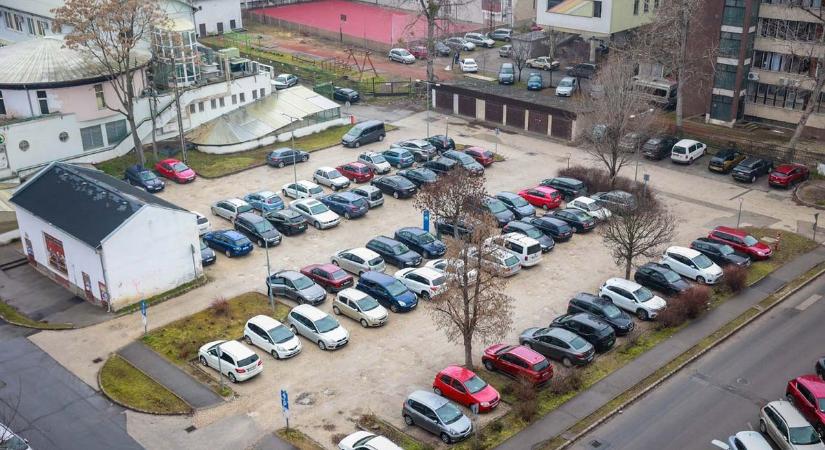 Figyelem, autósok! Lezárják a sokak által használt parkolót (képgaléria)