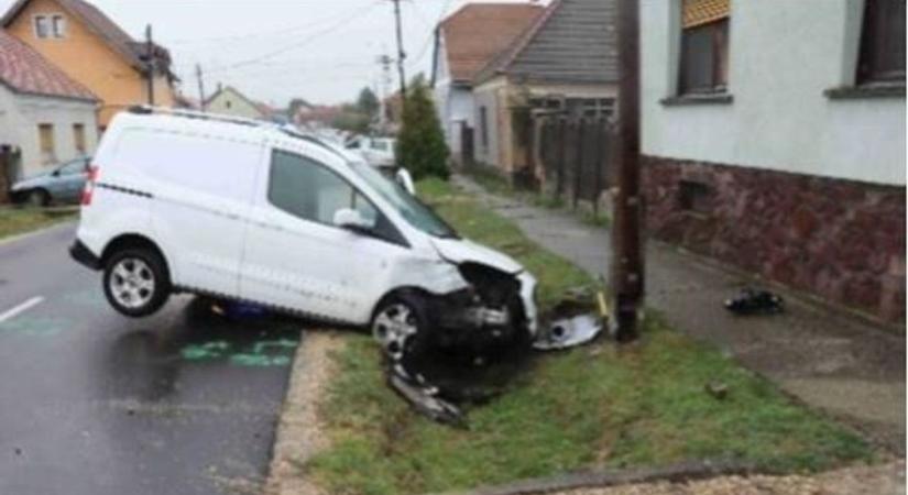 Villanyoszlopnak csapódott autójával egy vasi sofőr, de nem is csoda, amilyen részeg volt