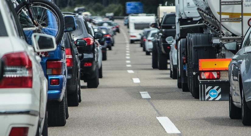 Jármű vesztegel a 85-ösön a körforgalomban