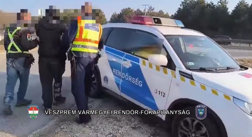 Videó: durva, hogy mit találtak a rutinellenőrzés során egy sofőr autójában a 8-as főúton