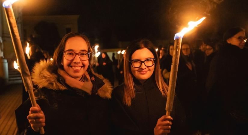 Fáklyás felvonulással intettek búcsút az egyetemnek a joghallgatók – fotókkal, videóval