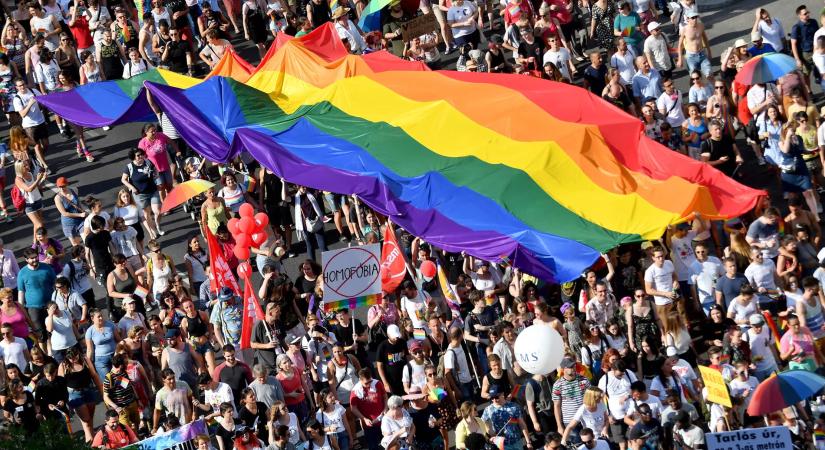 Lázár János betiltaná a budapesti Pride felvonulást