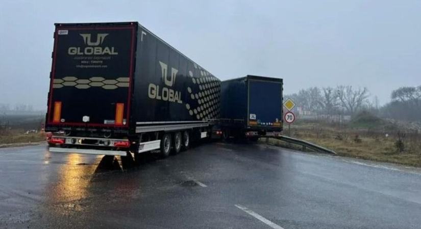 Kamionok csattantak össze, dőlt a villanyoszlop és a szalagkorlát is