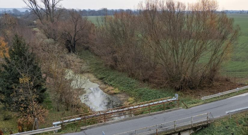 Lebontják a hidat a Génye ipari parknál: őszig csak kerülőúton közlekedhetnek a gépkocsivezetők