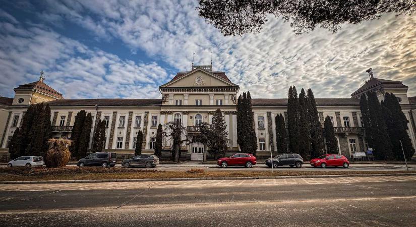 Hamarosan kezdődik a felújítás: kivágják a tujafákat a csíkszeredai városháza előtt