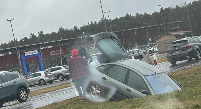 Árokba hajtott egy autó Szombathelyen a Family Centerrel szemben