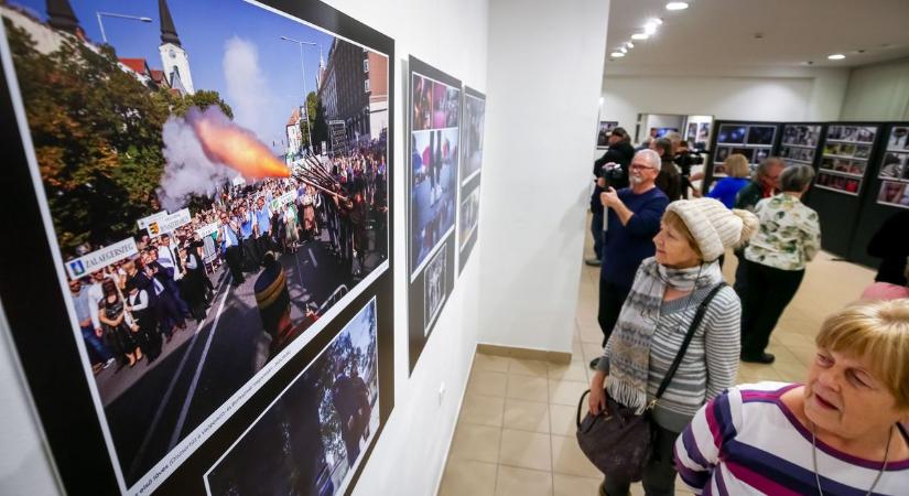 Már 15 éve dokumentálják az életünket – felfedezi magát a képek között? (galéria, videó)