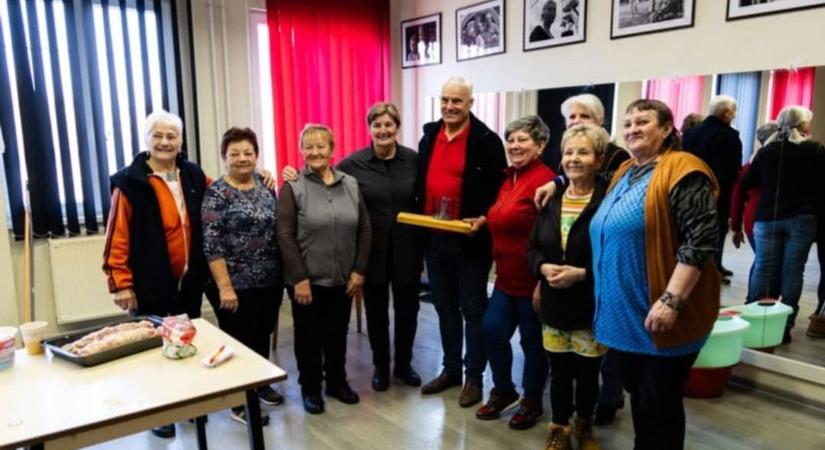 A jó falatok mellé elismerés is dukált az oroszlányi disznóvágáson