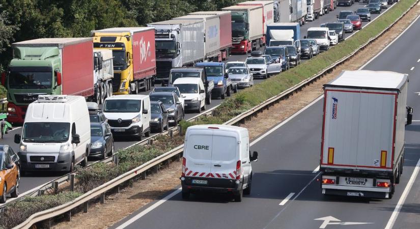 Teljes útzár az M1-esen: négy gépjármű karambolozott