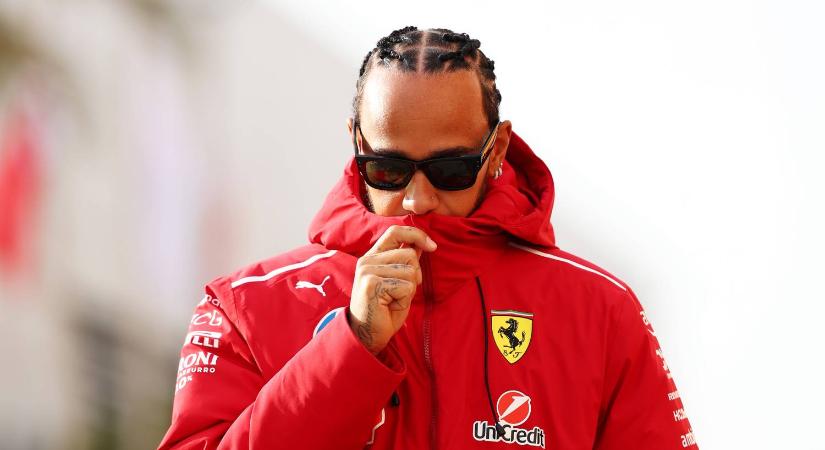 Lewis Hamilton rollerre cserélte a szuperautóját