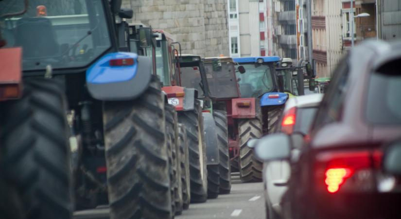 Traktorokkal tiltakoztak a gazdák a cseh-szlovák határon