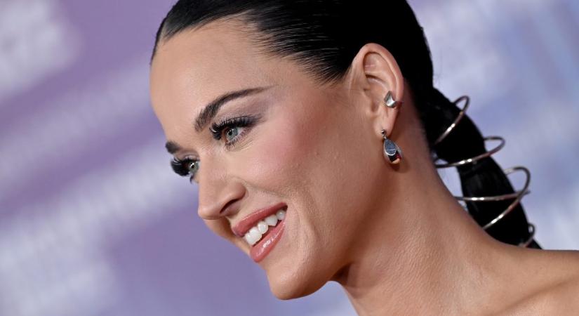 Katy Perry az űrbe megy egy csapatnyi nővel