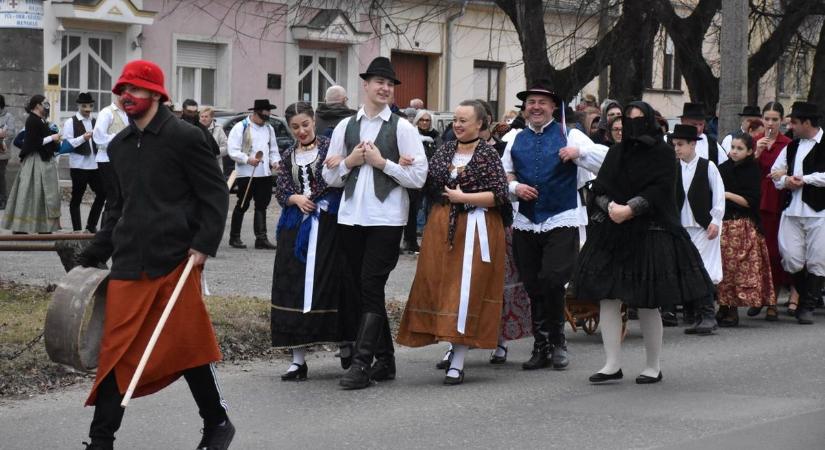 Mindenki maszkot ölt Baján, nyomós okuk van rá