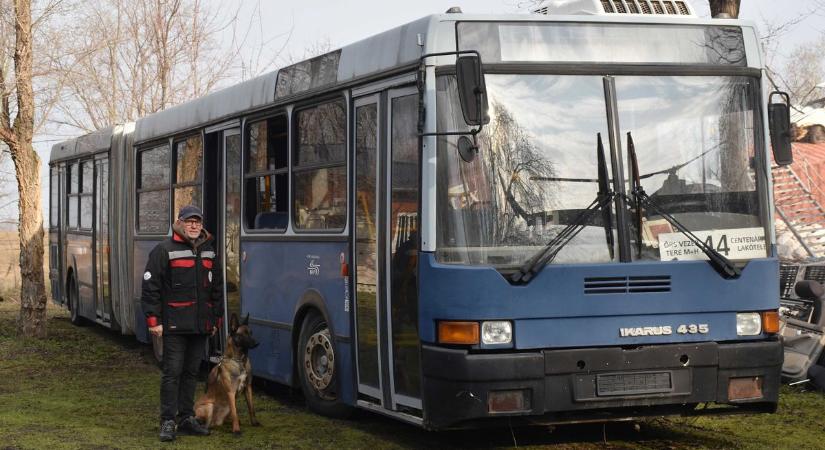 Nem akármilyen jármű gördült be a mentőkutyások bázisára – erre használják majd