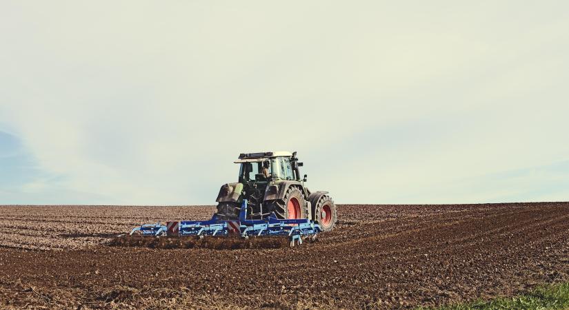 Könnyített gazdaságátadás és támogatások segítik a fiatal gazdákat