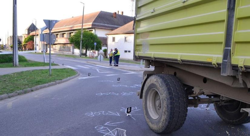 Tragédia a körforgalomban: esélye sem volt a biciklisnek a járműszerelvénnyel szemben...