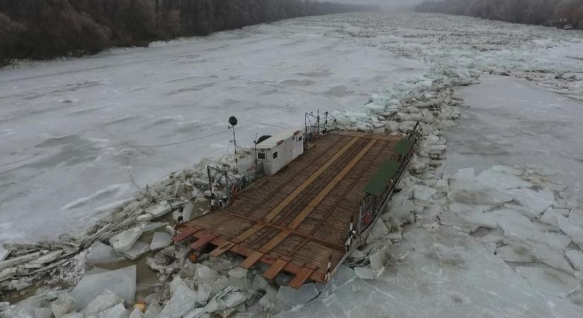 Így ragadta el a háborgó Tisza a kompot az éjjeliőrrel együtt