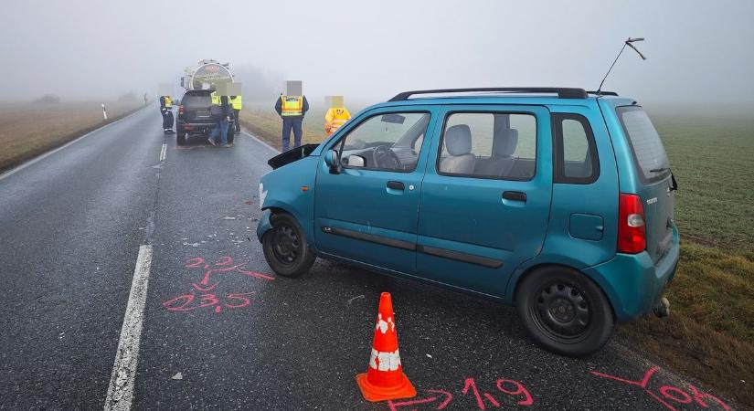 Két kamion, majd két személyautó ütközött ugyanott a 87-es úton - helyszíni fotók