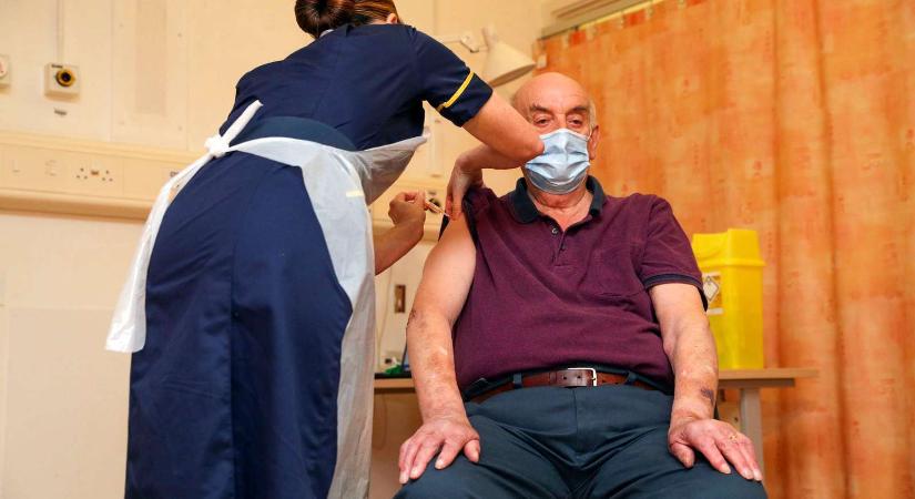 Koronavírus – Egy 82 éves brit férfi kapta meg elsőként az Oxford/AstraZeneca áltál kifejlesztett vakcinát