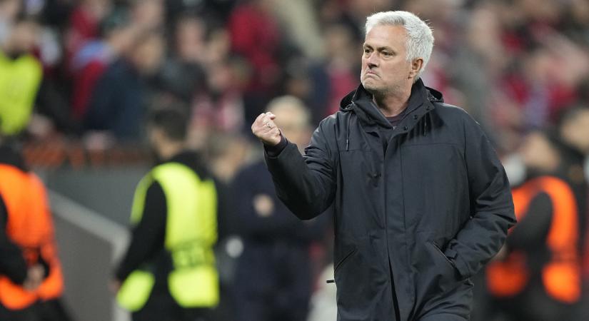 José Mourinho kiborult Sallai Rolandékra, 4 meccses eltiltást kapott