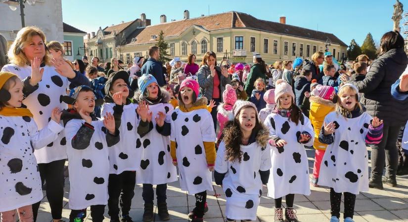 Rönkhúzással, bálokkal és vidám meneteléssel zárul a farsang Vasban