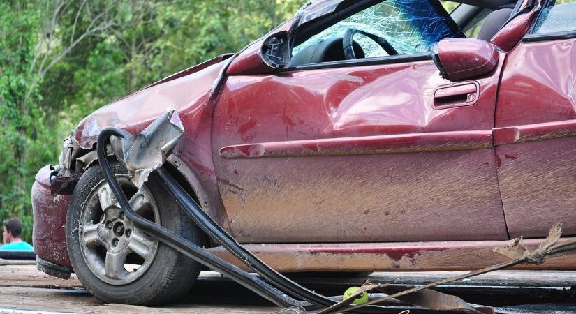 Beborította az utat a hűtővíz, hatalmas karambol történt Győrújbaráton